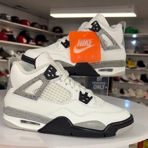 Jordan 4 retro “ White Cement“ Size 4.5Y white-gray